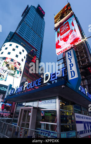 Vue sur Times Square montrant New York Police Dept (NYPD) bureau avec bâtiments en arrière-plan, New York, USA Banque D'Images