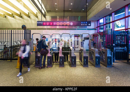 Vue sur Times Square 42e Street Subway les portillons d'intérieur avec les banlieusards de marcher à travers eux, New York, USA Banque D'Images