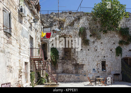 SPLIT, CROATIE - le 11 août 2017 : plein air maisons dans le centre-ville de Split, avec mur en ruine Banque D'Images