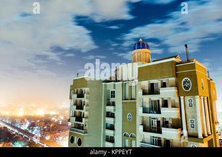 Avec Skyscaper tourné contre les résidences de la ville de Noida sur une nuit nuageuse. Ces logement residence complexes ont devenu commun avec la population indienne en pleine expansion Banque D'Images