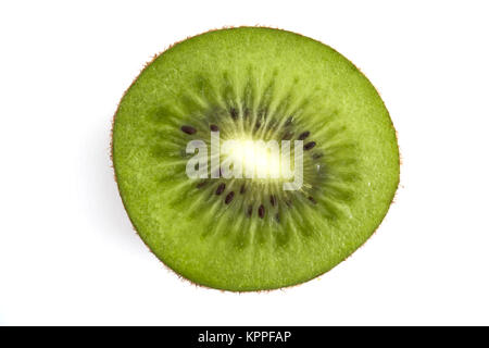 Vue Macro du Kiwi coupé en deux isolé sur fond blanc Banque D'Images