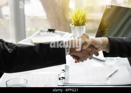 Les négociations et la réussite de l'entreprise concept, businessmen shaking hands in office handshake ou après accord de connexion et d'accord partner Banque D'Images