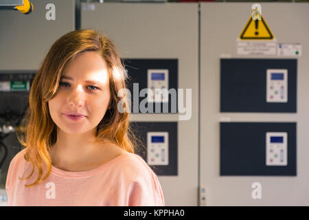 Jeune femme fille Ingénieur en environnement de travail industriel, Attention Gros plan Portrait de travail Banque D'Images