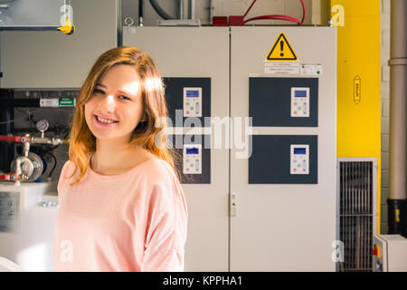 Jeune femme fille Ingénieur en environnement de travail industriel, Attention Gros plan Portrait de travail Banque D'Images