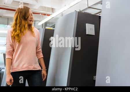 Ingénieur spécialiste de l'impression offset femelle imprimante fonctionnement Machine Jeune étudiante Banque D'Images