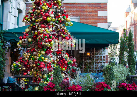 Londres, Royaume-Uni - 12 décembre 2017 : arbre de Noël est placée à l'extérieur de l'Ivy restaurant grill du marché de Covent Garden. Banque D'Images