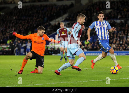 Burnley's Johann Berg Gudmundsson (centre) a un tir au but lors de la Premier League match au stade AMEX, Brighton. ASSOCIATION DE PRESSE Photo. Photo date : Samedi 16 décembre 2017. Voir l'ACTIVITÉ DE SOCCER histoire de Brighton. Crédit photo doit se lire : Gareth Fuller/PA Wire. RESTRICTIONS : EDITORIAL N'utilisez que pas d'utilisation non autorisée avec l'audio, vidéo, données, listes de luminaire, club ou la Ligue de logos ou services 'live'. En ligne De-match utilisation limitée à 75 images, aucune émulation. Aucune utilisation de pari, de jeux ou d'un club ou la ligue/dvd publications. Banque D'Images