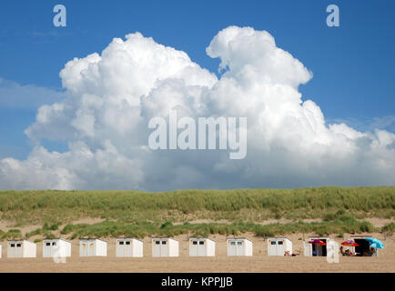 Peu de cabines de plage au coucher du soleil sur la mer du Nord sur waddeneiland Texel Hollande Europe. Banque D'Images