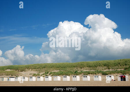 Peu de cabines de plage au coucher du soleil sur la mer du Nord sur waddeneiland Texel Hollande Europe. Banque D'Images