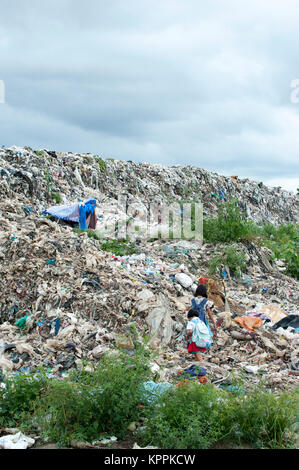 Les enfants migrants birmans à pied à la maison de l'école si la décharge site dans la périphérie de la ville frontalière de Mae Sot, en Thaïlande le 16 août 2017. Banque D'Images