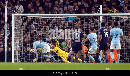 Manchester City's Ilkay Gundogan marque son premier but de côtés du jeu pendant le premier match de championnat à l'Etihad Stadium, Manchester. Banque D'Images