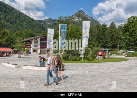 Les touristes à pied près de Berchtesgaden débarcadère lance Schonau am Konigssee Banque D'Images