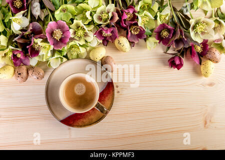 Tasse de café avec des fleurs et des oeufs de Pâques Banque D'Images