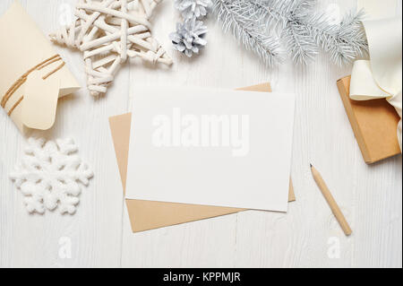 Carte de vœux de Noël maquette lettre dans l'enveloppe avec arbre blanc, flatlay on a white background, avec place pour votre texte, mise à plat, haut voir photo maquette Banque D'Images