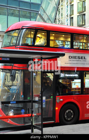 Un nouveau style de travail london bus routemaster rouge dans le centre de la ville de prendre les navetteurs à travailler et de shopping et à la ville. Pour les transports publics de Londres. Banque D'Images