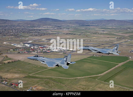 Deux F-15 Eagle de la 173e Escadre de chasse hors de Kingsley Field voler plus de Klamath Falls, Oregon au cours d'une mission d'entraînement de routine. La 173e FW est le foyer de l'unique F-15C Base de formation pour l'United States Air Force. ( Banque D'Images