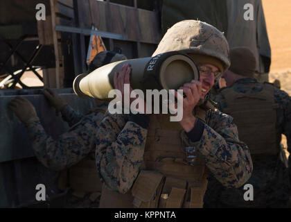 Les Marines du P Batterie, 5e Bataillon, 14e de marine, 4e Division de marines, U.S. Marine Réserve des Forces canadiennes, courriers 155 mm pour un M777A2 Système d'armes d'obusiers pour séparer les canons pendant un exercice d'entraînement au Centre de formation de Yakima, Washington, 14 Oct 2017. À l'aide de munitions guidées, le M777A2 peut tirer avec précision à une distance de jusqu'à 25 km et peut être précis à 11 mètres d'une cible. (U.S. Air Force Banque D'Images