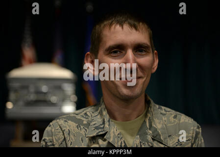 Navigant de première classe Christopher Quail sourit après avoir obtenu un diplôme de la formation initiale sur la garde d'honneur à Andersen Air Force Base, Guam, Octobre 19, 2017. La cérémonie comprenait la présentation de couleurs, un six-man et le pliage du drapeau des Jeux d'écoute électronique. Les Chevaliers Bleus Garde d'honneur est composé d'un groupe d'élite d'hommes et femmes de l'Armée de l'air, dont la mission principale est le rendu des honneurs à des funérailles militaires. La garde d'honneur est également très active dans le soutien des relations avec les événements, y compris des manifestations sportives, des défilés et des cérémonies patriotiques. (U.S. Air Force Banque D'Images