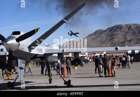 Un MQ-9 Reaper affecté à la 432e Escadre/432e escadre expéditionnaire aérienne repose sur la piste que un A-10 Thunderbolt II vole au-dessus de lui à l'Aviation 2017 Nation Air and Space Expo, le 10 novembre 2017, à Nellis Air Force Base, Nevada Plus de 165 000 spectateurs ont assisté à l'événement célébré et la U.S. Air Force's 70e anniversaire. ( Banque D'Images