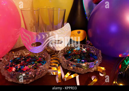 Bristol, Angleterre - 1 janvier 2016 : nouvelle année Xavier champagne, verre, masque et confettis. Bonne Année. Banque D'Images