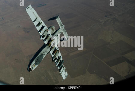 La U.S. Air Force A-10 Thunderbolt II quitte pour poursuivre une mission après avoir reçu de carburant un KC-135 Stratotanker affecté à la 447e groupe expéditionnaire aérienne sur la Syrie, le 1er décembre 2017. IIs Thunderbolt ont été impliqués dans des combats de Mossoul à Raqqa et sont actuellement utilisés dans la lutte contre ISIS dans des pays tels que l'Irak, la Syrie et l'Afghanistan. (U.S. Air Force Banque D'Images