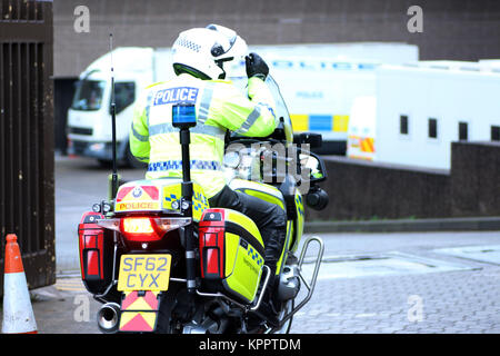 Agent de police moto Ecosse entrant dans la cour à Glasgow Sheriff Court et la Cour de juge de paix, Carlton Place, Glasgow, Ecosse Banque D'Images