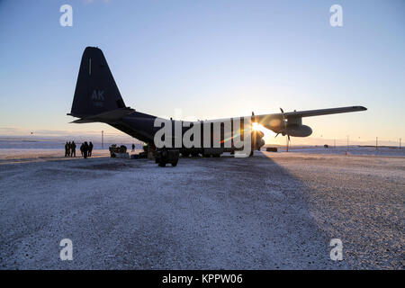 Alaska Air et l'Armée de Gardes nationaux et les volontaires avec l'Opération Père Noël décharger un escadron de sauvetage 211e HC-130J Combattre King II à St Michael, en Alaska, le 5 décembre, 2017. L'opération Père Noël est une annuelle de la Garde nationale de l'Alaska community outreach program qui offre des cadeaux de Noël, les livres, les fournitures scolaires, les fruits et les coupes glacées aux jeunes dans les collectivités rurales. (U.S. La Garde nationale de l'armée Banque D'Images