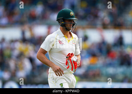 Australia's Mitchell Marsh marche off après avoir été rejeté au cours de la quatrième journée de la cendre test match au WACA Ground, Perth. Banque D'Images