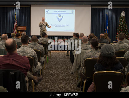 Le Colonel Ryan Samuelson, 92e Escadre de ravitaillement en vol, débute la séance de discussion de base au Red Morgan Center, Fairchild Air Force Base, Washington, le 29 novembre 2017. La séance de discussion de direction de base donne l'occasion d'améliorer la qualité de vie des sujets qui touchent les membres de base et leurs familles. (U.S. Air Force Banque D'Images