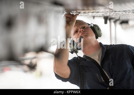 Navigant de première classe Tyler Boyd, 74e Unité de maintenance d'aéronefs, chef d'équipe d'avion fixe panneaux sur le fond d'un A-10C Thunderbolt II lors de vérifications avant vol, le 6 décembre 2017, Moody Air Force Base, Ga. Moody's week-long, Phase 1, Phase 2 l'exercice est conçu pour démontrer la capacité de l'aile 23d pour satisfaire les objectifs du commandant de combat et testé les pilotes et techniciens' capacité de lancer de sorties à un rythme accéléré pendant une sortie abattée. (U.S. Air Force Banque D'Images