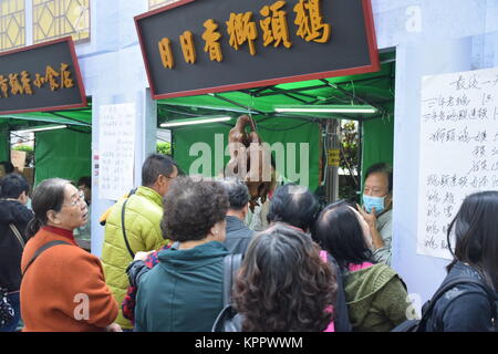 Attente des gens en face d'une food vendre oie rôtie dans un marché alimentaire de Chaozhou à Hong Kong Banque D'Images