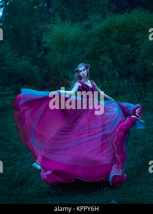 Femme en robe violette Elf Banque D'Images