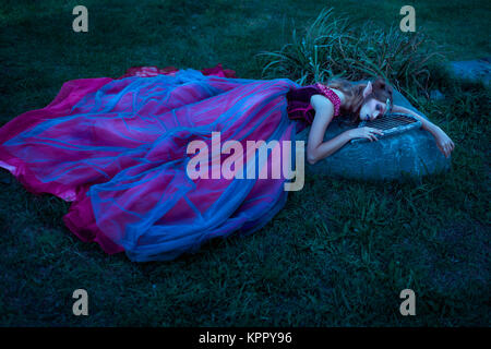 Femme en robe violette Elf Banque D'Images