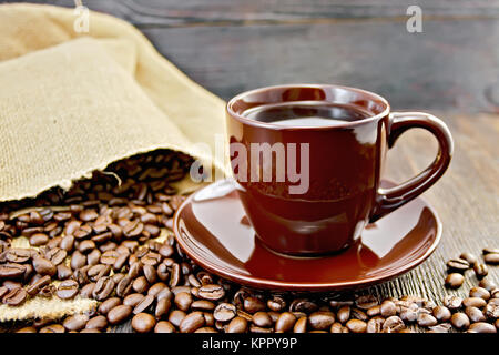 Tasse de café en brun avec sac à bord Banque D'Images