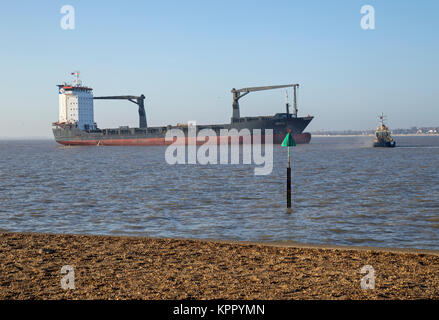 Un grand porte-conteneurs au port de Ipswich, Angleterre. Banque D'Images