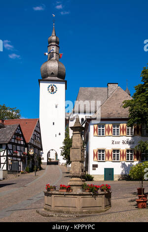 L'Allemagne, région du Sauerland, Arnsberg, le clocher gothique et la fontaine de Maximilien au vieux marché dans la vieille partie de la ville. Deutschland, Sauer Banque D'Images