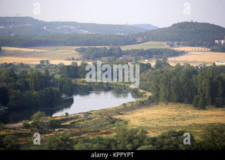 Allemagne, vue du château Volmarstein à la rivière Ruhr vallée à la ville de plus humides. Deutschland, Blick von der Burg auf das Ruhrtal Volmarstein Banque D'Images