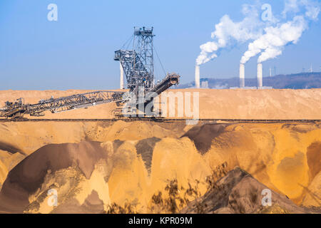 L'Allemagne, les mines à ciel ouvert de lignite près de Juechen Garzweiler, dans l'arrière-plan la centrale électrique Frimmersdorf. Deutschland, Braunkohletagebau Garzweile Banque D'Images