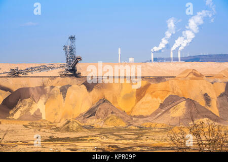 L'Allemagne, les mines à ciel ouvert de lignite près de Juechen Garzweiler, dans l'arrière-plan la centrale électrique Frimmersdorf. Deutschland, Braunkohletagebau Garzweile Banque D'Images