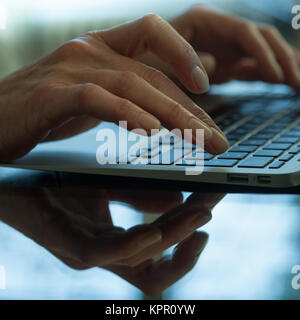 Woman's hands travaille sur un ordinateur portable Banque D'Images