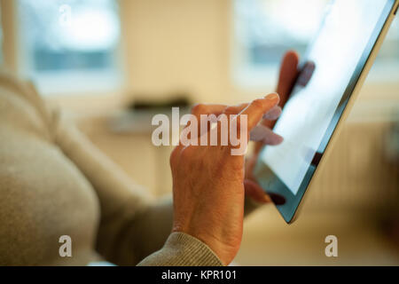 La main de femme travaillant sur un ordinateur tablette Banque D'Images