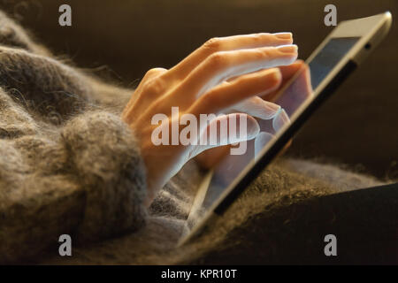 Woman's hands travaille sur un ordinateur tablette Banque D'Images