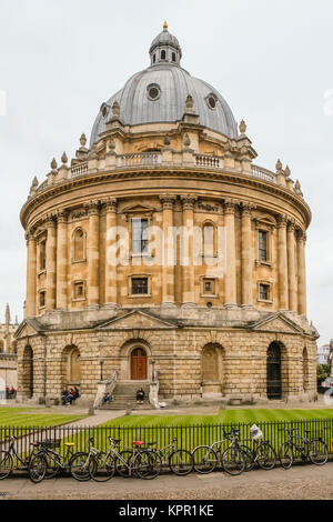 Vue de la Radcliffe Camera de Radclifffe Square près de St Marys Passage dans Oxford, Oxfordshire, Angleterre Banque D'Images