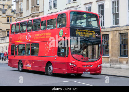 De faibles émissions, faible bruit, faible en carbone hybride électrique Volvo Bus à impériale sur la High Street à Oxford, Oxfordshire, Angleterre Banque D'Images