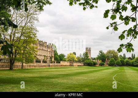 Recherche à travers le champ vers Merton Merton College et la tour de Magdalen College à Oxford à pied de Merton, Oxfordhire, Angleterre Banque D'Images