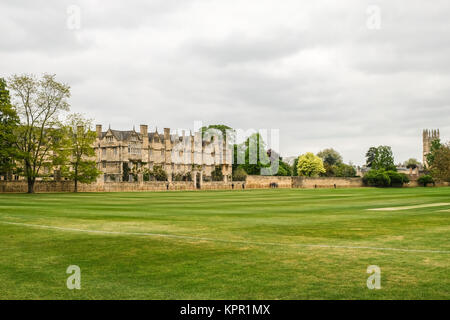 Recherche à travers le champ vers Merton Merton College et la tour de Magdalen College à Oxford à pied de Merton, Oxfordhire, Angleterre Banque D'Images