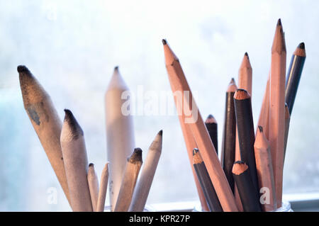 Crayons graphite et fusain avec tortillons de mélange. Banque D'Images