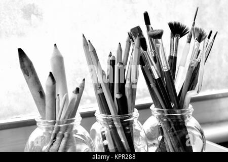 Photo en noir et blanc des beaux-art supplies. Banque D'Images