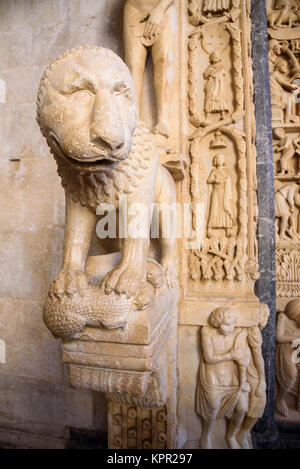 Lion sculpture, Cathédrale de St Lawrence, la vieille ville de Trogir, Croatie Banque D'Images