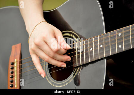 Femme jouant de la guitare noir Banque D'Images
